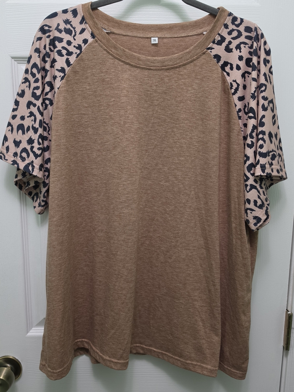 Casual Brown Raglan Tee with Leopard Print Sleeves